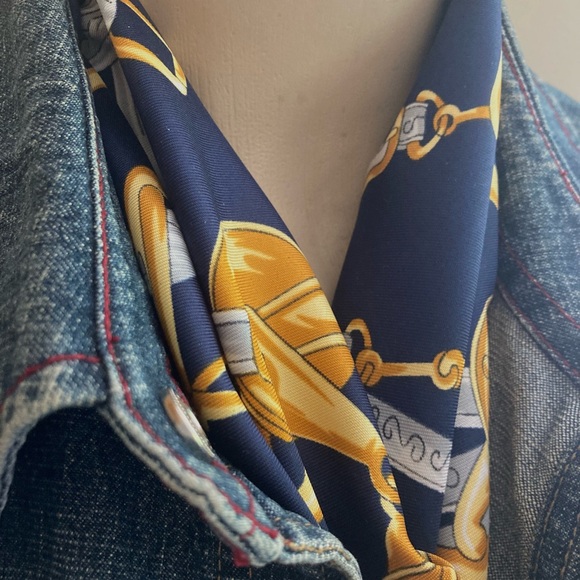 Classic equestrian scarf. Made in Italy. - Picture 10 of 11